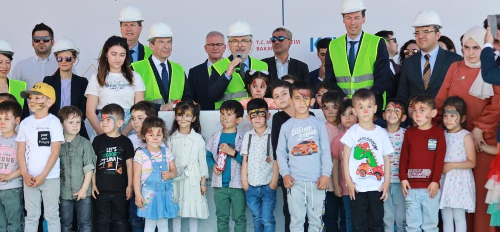 100 anaokulu için temel atma töreni