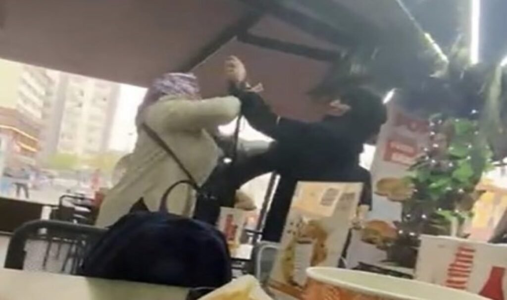 AVM’de kadınların kavgası kamerada