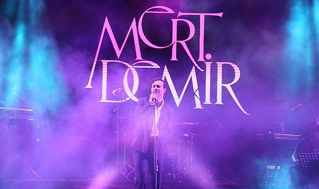 Aydın Büyükşehir Belediyesi, 23 Nisan Ulusal Egemenlik ve Çocuk Bayramı’nı Atatürk Kent Meydanı’nda sevilen sanatçı Mert Demir konseriyle kutladı