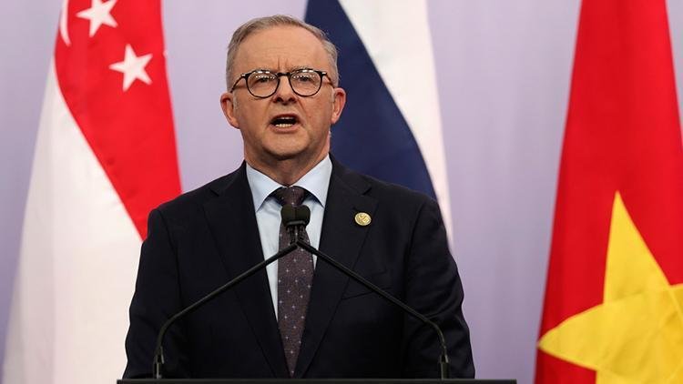 Başbakan Albanese bıçaklı saldırganı engelleyen inşaat işçisini kahraman ilan etti