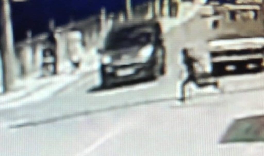 Hafif ticari aracın çarptığı çocuk metrelerce savruldu