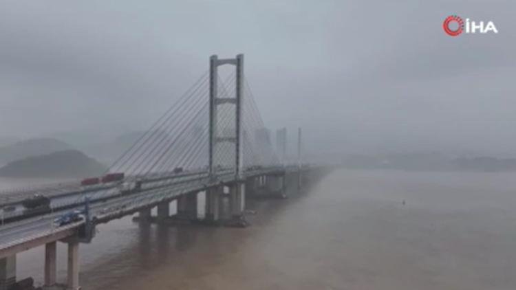 Kargo gemisi köprüye çarptı! 4 kişi aranıyor