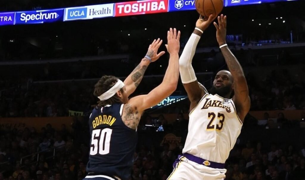 NBA’de LeBron James’ten 30 sayı: Los Angeles Lakers seriye tutundu!