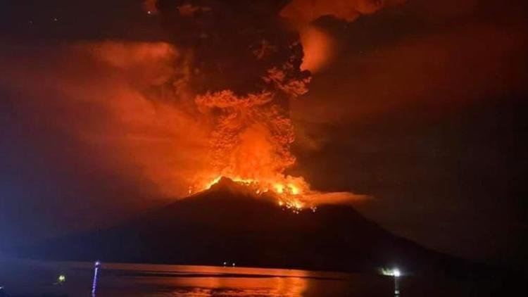 Ruang Yanardağı patladı, yüzlerce kişi tahliye edildi