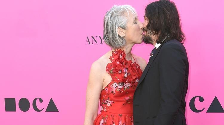 Yatakta birbirimize bakıp gülüyoruz….Öpüşürken bile gözler tamamen açık!