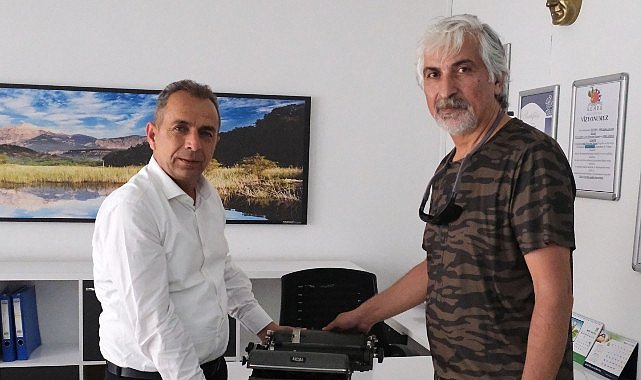 1950 model daktiloyu Kültür Evi’ne bağışladı