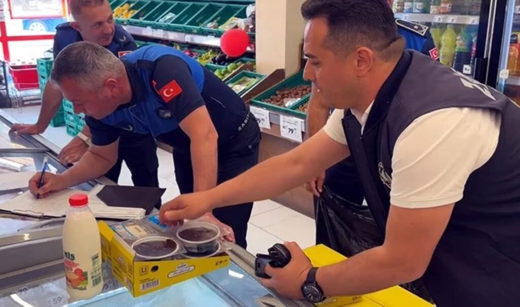 Adres: Avcılar… Marketlerde son kullanma tarihi geçen onlarca gıda ürünü ele geçirildi