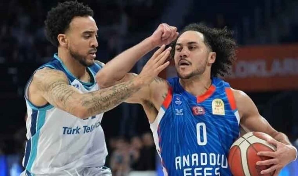 Anadolu Efes rahat kazandı seride öne geçti