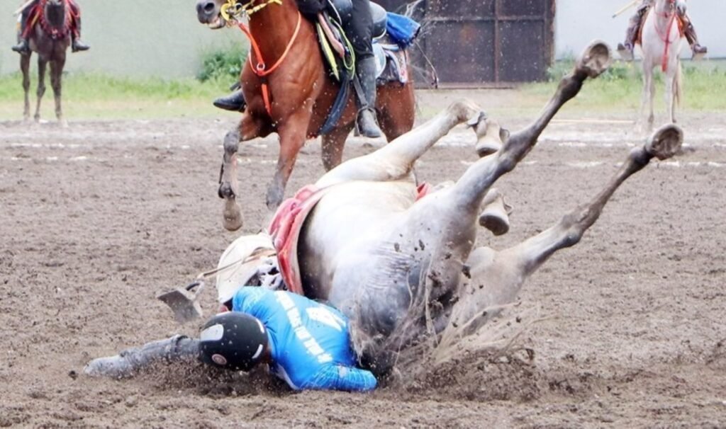 Atıyla takla atan ciritçinin ölümden döndüğü anlar kamerada…