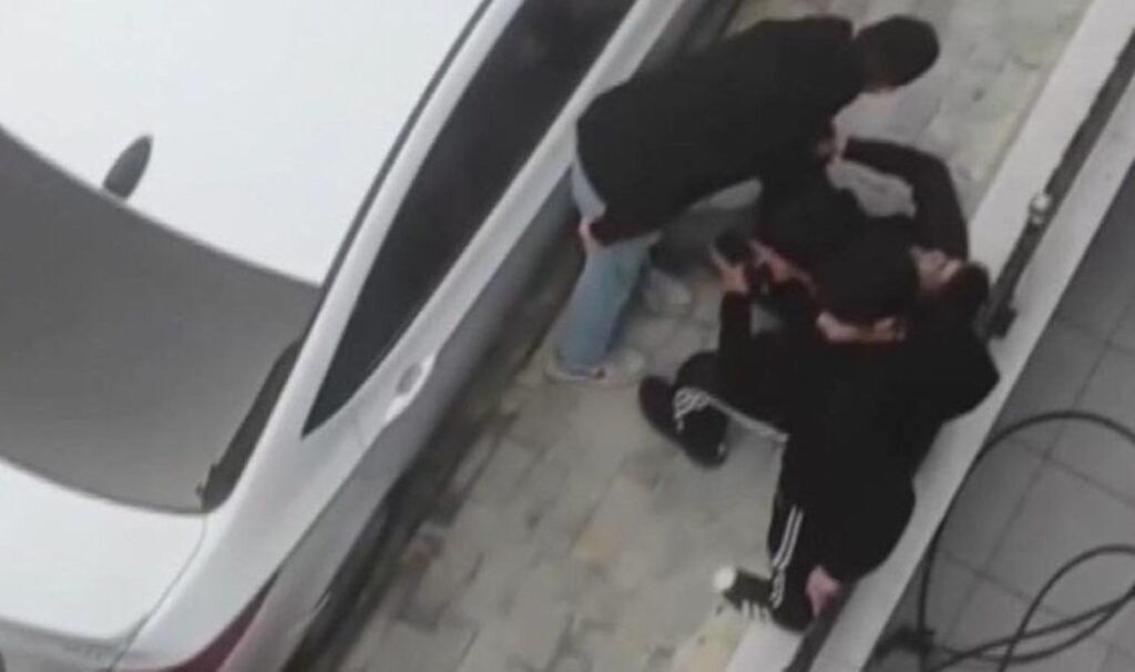 Avcılar’da parkta çıkan kavgada bıçakla yaralandı