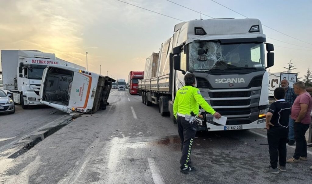 Belediye otobüsü ve 2 tır birbirine girdi: 7 yaralı