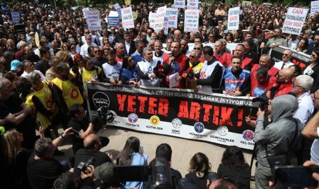 Binlerce öğretmen öldürülen meslektaşları için alanda: Hesap verin