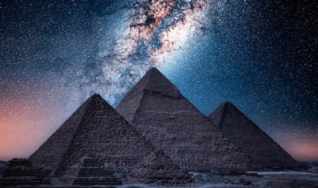 Büyük Piramidin enlemi ‘ışık hızıyla’ aynı mı?