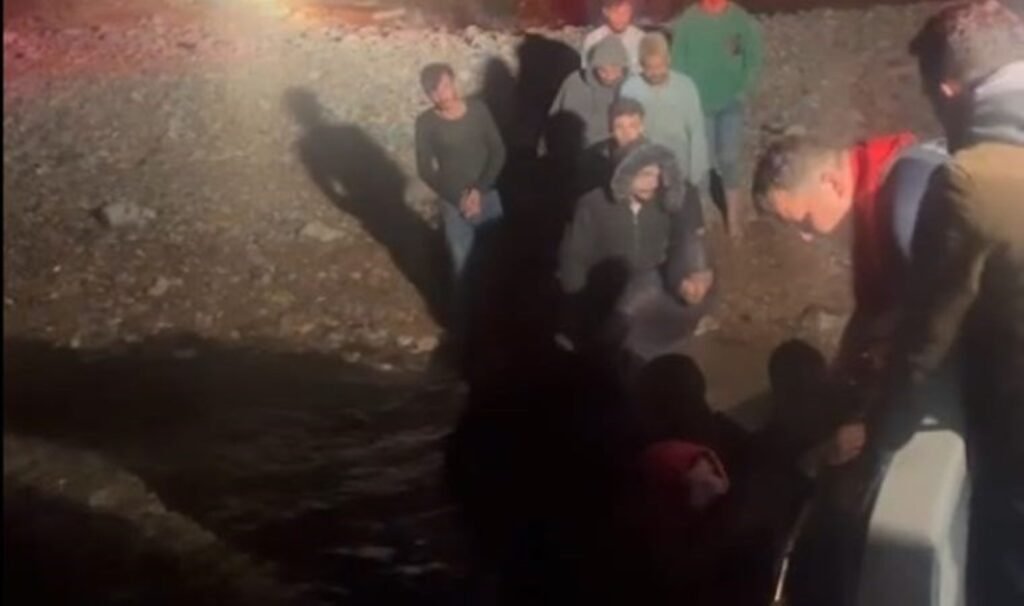 Can salında sürüklenen kaçak göçmenler Karaada’ya sığındı