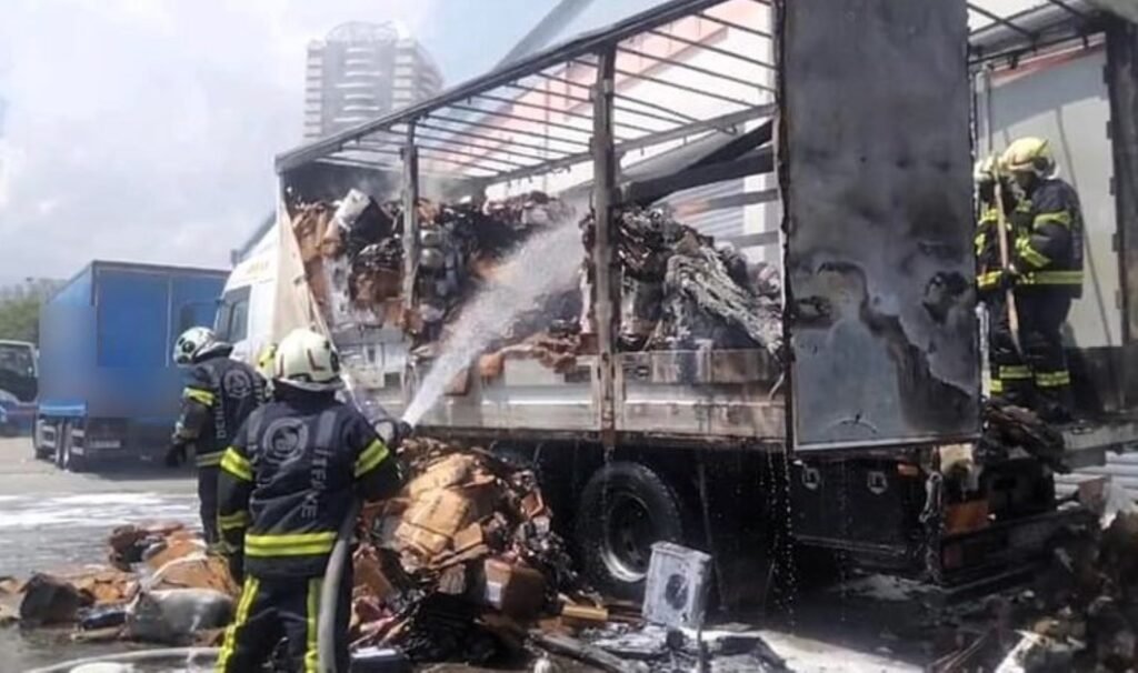 Dağıtılmayı bekleyen kargolar yangında kül oldu