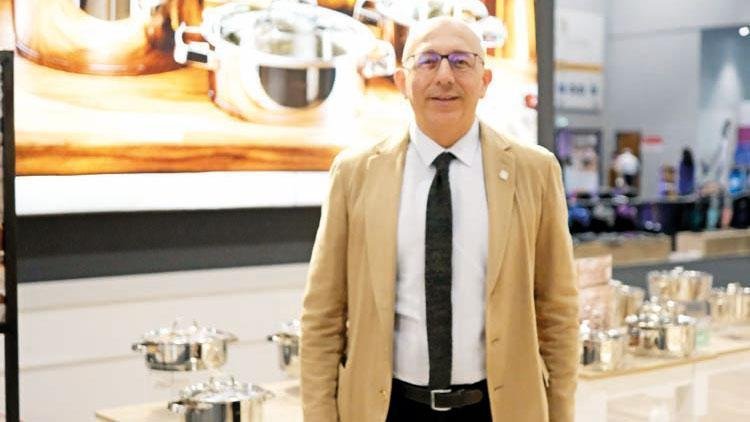 Dakikada bir çelik tencere satıyor