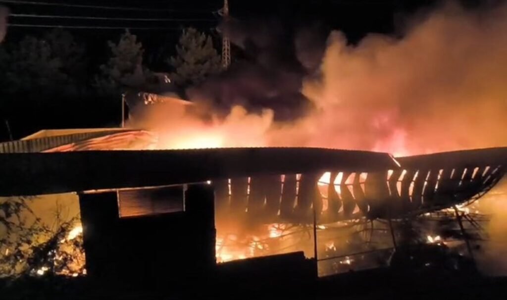 Diyarbakır’da yıldırım düşen depo yandı: 20 milyon TL’lik zarar oluştu