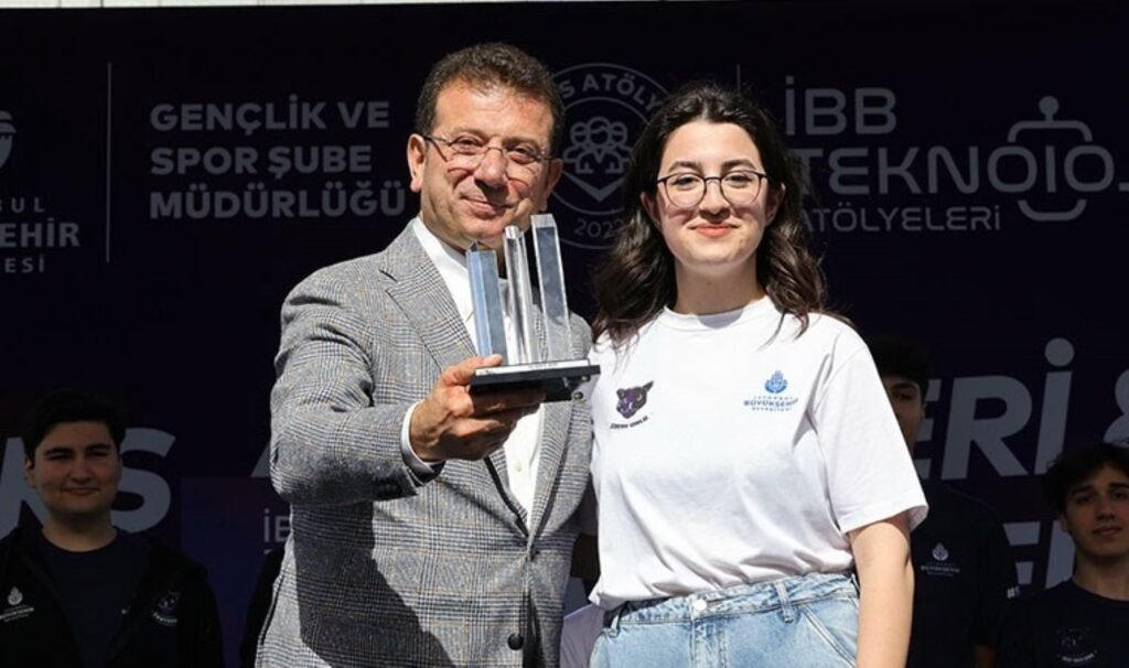 Ekrem İmamoğlu gençlerle buluştu: ‘Öğrenci yurtlarını üçe katlayacağız’