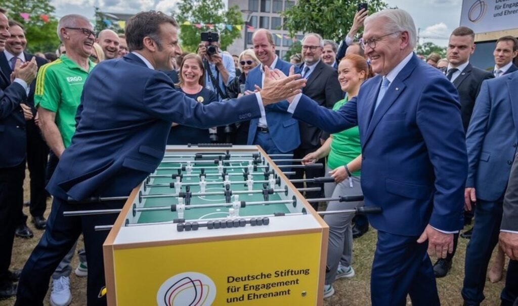 Fransa Cumhurbaşkanı Macron ile Alman mevkidaşı Steinmeier langırt oynadı