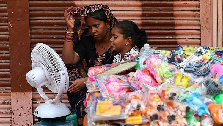 Hindistan’da aşırı sıcaklar can aldı