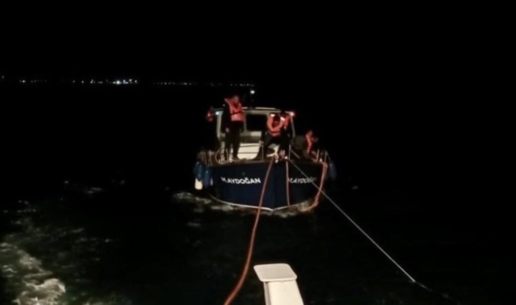 İçinde 5 kişinin bulunduğu tekne kurtarıldı