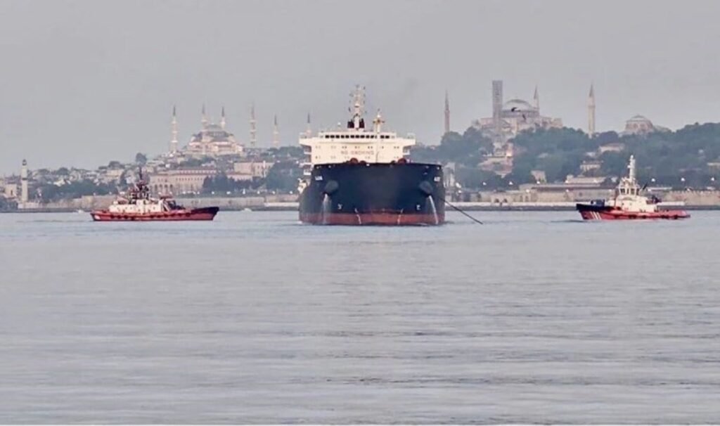 İstanbul Boğazı’nda gemi trafiği geçici olarak durduruldu