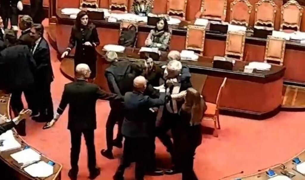 İtalya Senatosu’nda ‘anayasa’ tartışması: Senatörler kavgaya tutuştu
