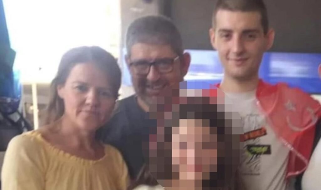 İzmir’de ‘evlat’ dehşeti: Anne ve babasını öldürüp intihara kalkıştı!