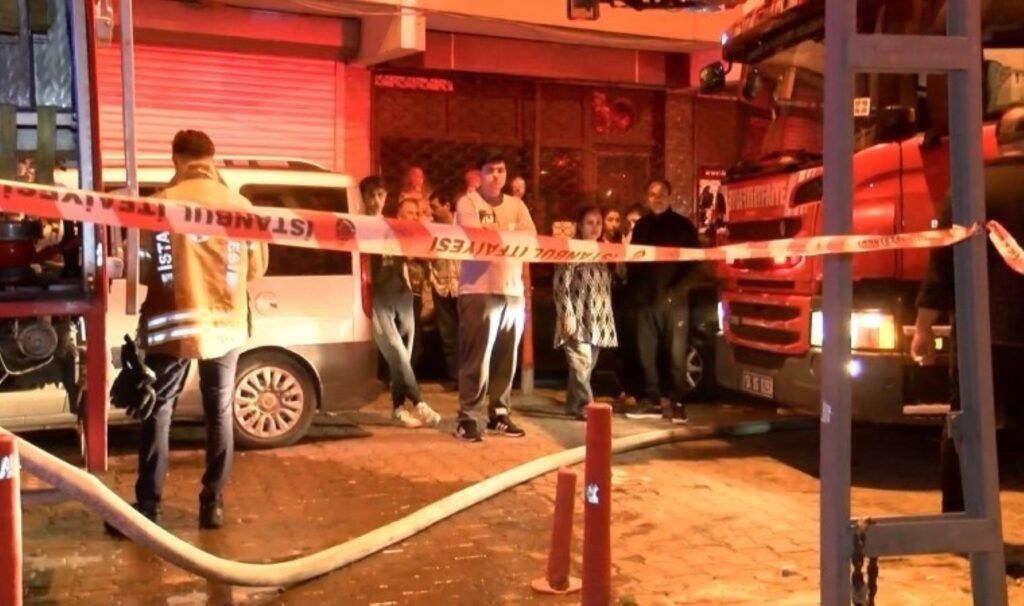 Kağıthane’de 4 katlı binadaki daire alev alev yandı: 3 kişi hastaneye kaldırıldı!