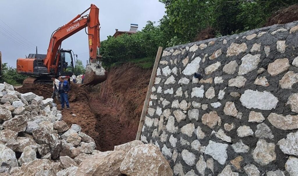 Kale yolu taş duvarlı koruma altında