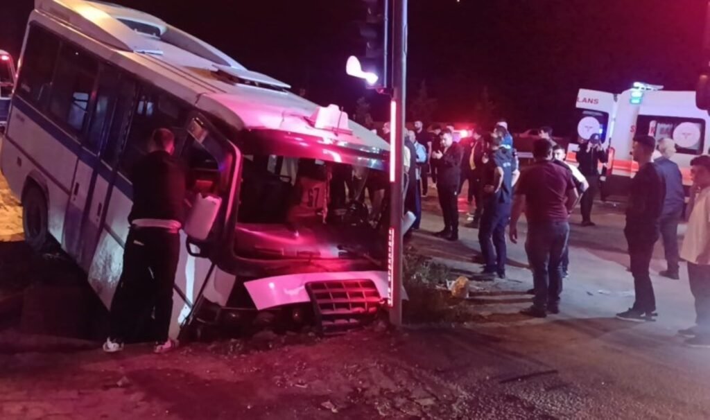 Kırıkkale’de otomobil ile dolmuş çarpıştı: 22 yaralı