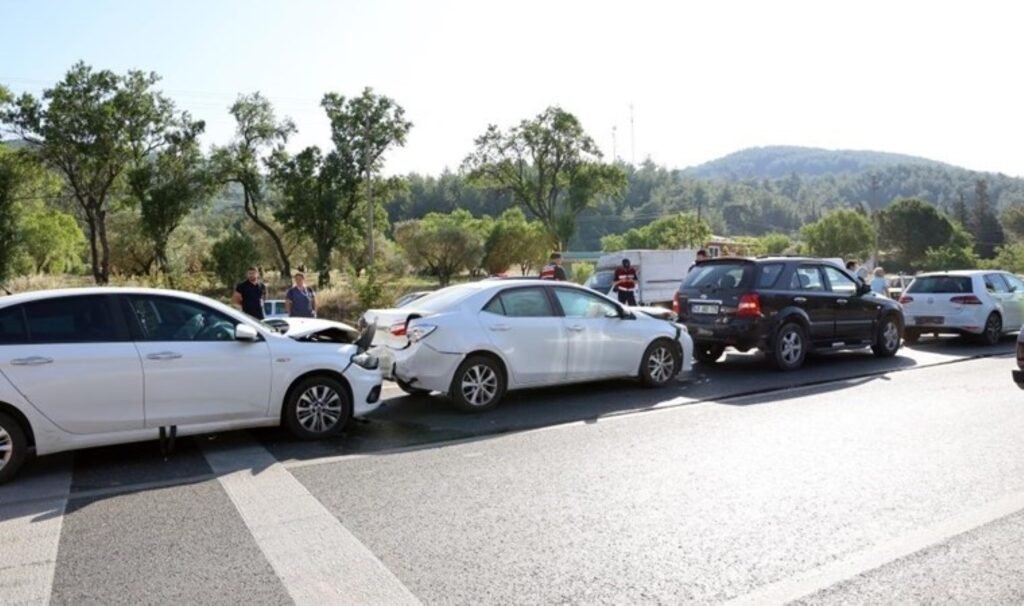 Muğla’da 4 aracın karıştığı zincirleme kaza: Çok sayıda yaralı!