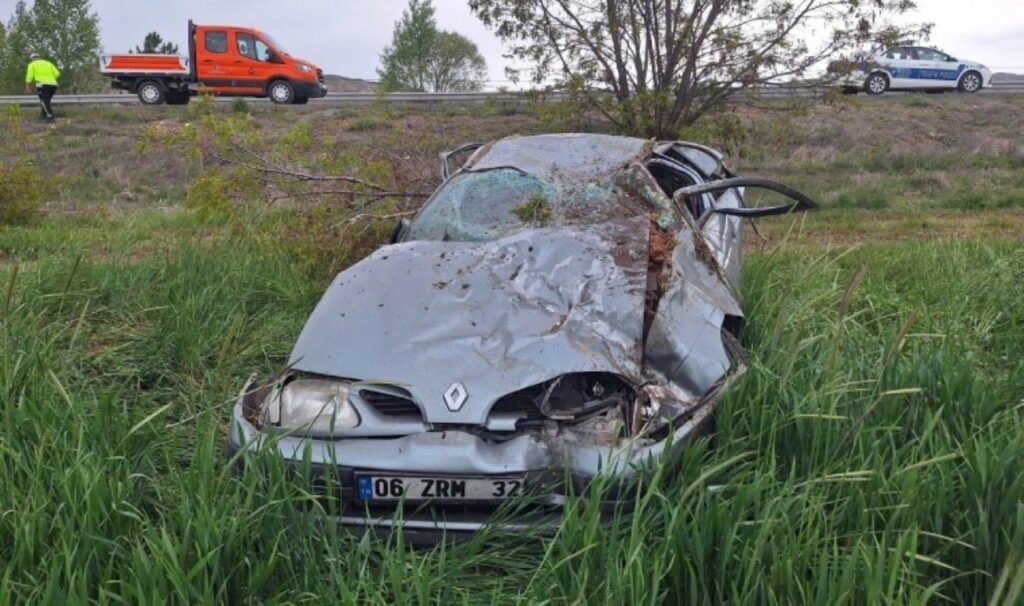 Otomobil devrildi: Yaralılar var!