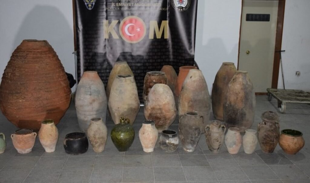 Roma ve Osmanlı dönemine ait 26 küp ele geçirildi