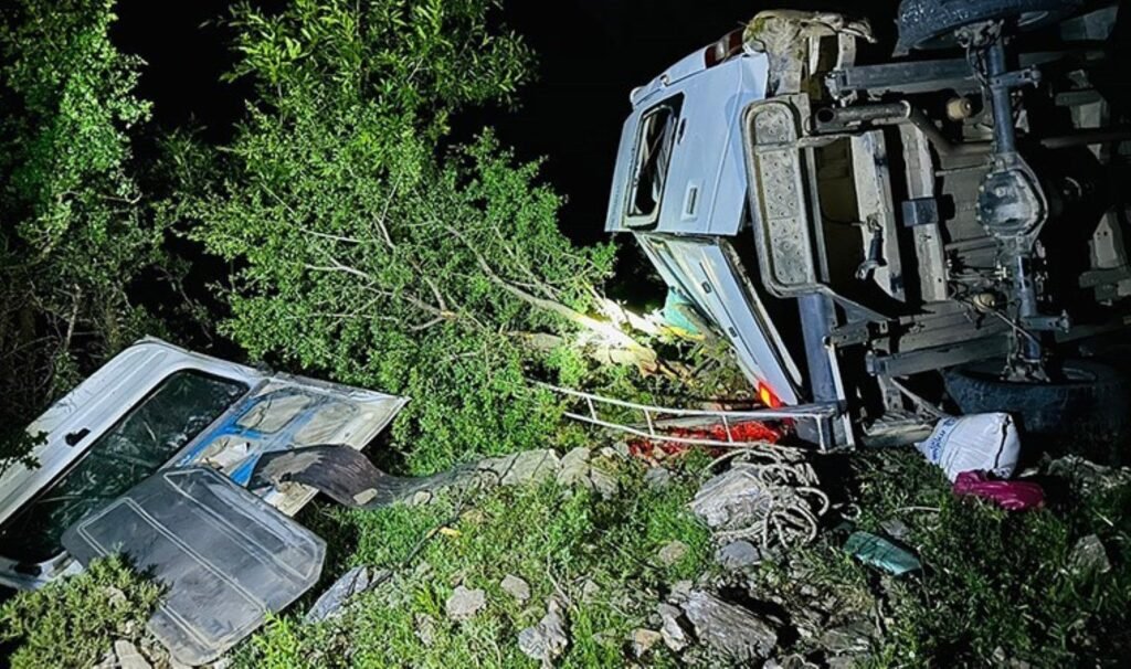 Siirt’te minibüs, şarampole devrildi: 3 yaralı