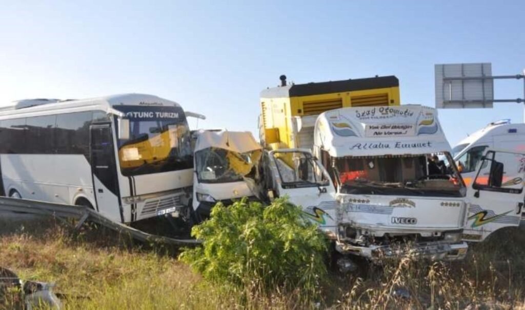 Tekirdağ’da işçi servislerine kamyonet çarptı: 18 yaralı