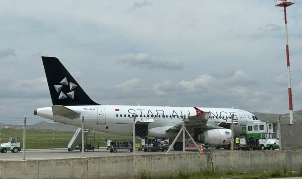 Yolcu uçağının kanadına iniş sırasında kuş çarptı!