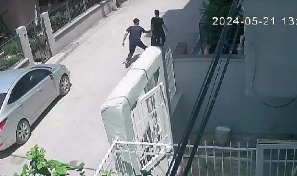 Yolda yürüyen kadın kapkaça uğradı