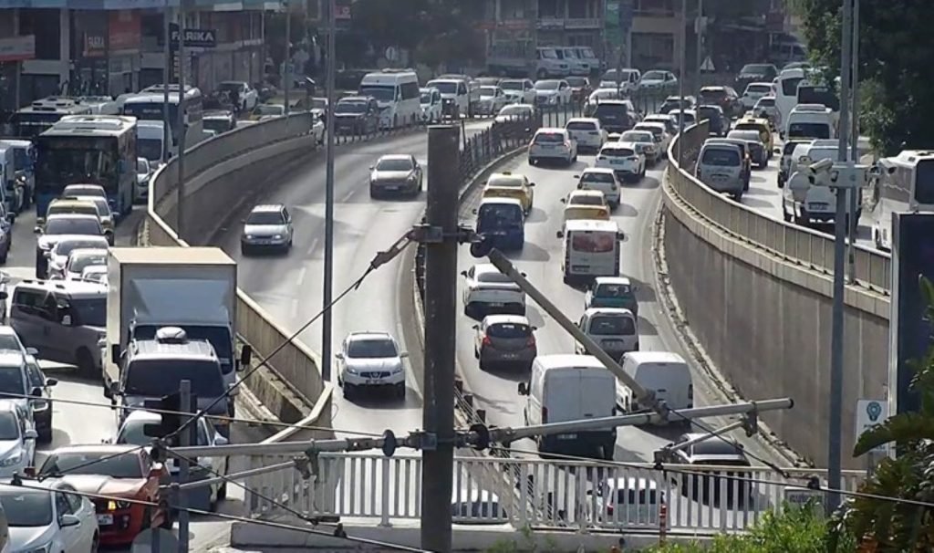 9 günlük tatilde Antalya’nın nüfusu 4 milyon arttı: 1 milyon 20 bin civarında araç şehre giriş yaptı