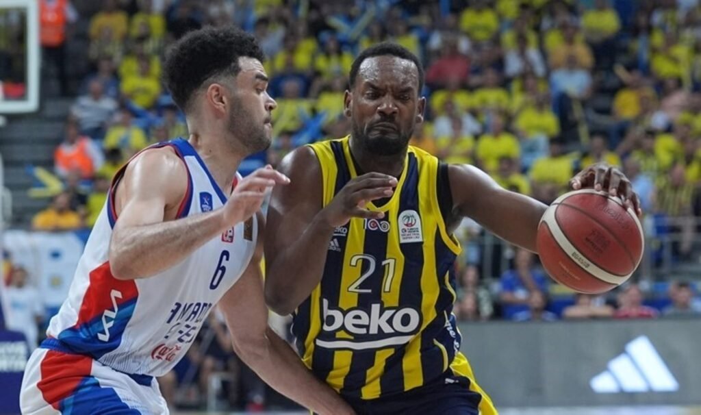 Anadolu Efes son saniyede Fenerbahçe Beko’yu devirdi: Seriyi 2-1’e taşıdı