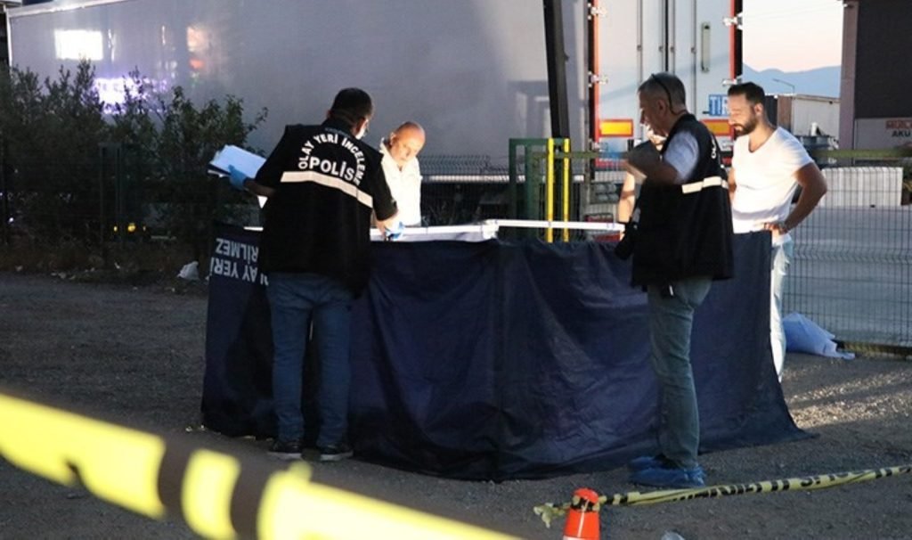 Antalya’da erkek vahşeti: Bıçakladığı kadının başında ölmesini bekledi