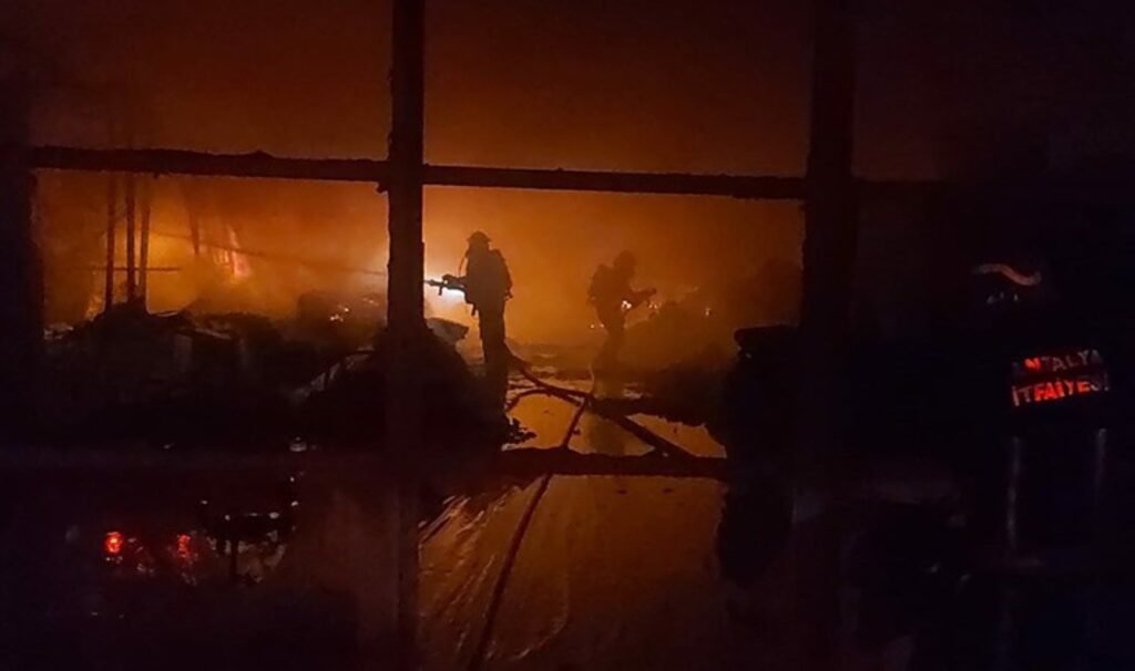 Antalya’da tarım kimyasalları fabrikasında yangın paniği!