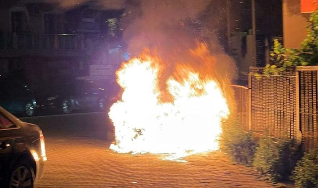 Avcılar’da park halindeki otomobil alev alev yandı