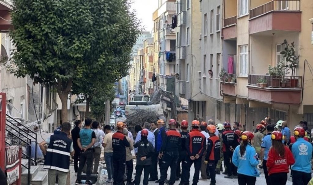 Bahçelievler’de 4 katlı bina çöktü: Valilikten açıklama!