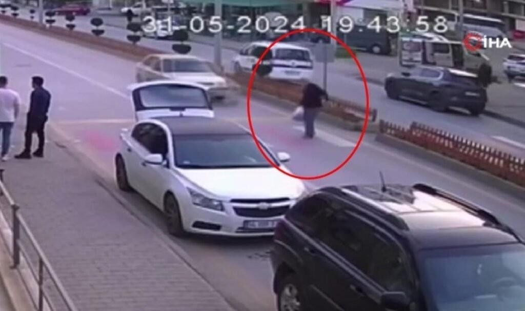 Bolu’da ‘yaya geçidinde’ feci kaza… Otomobilin çarptığı yaşlı adam metrelerce böyle savruldu!