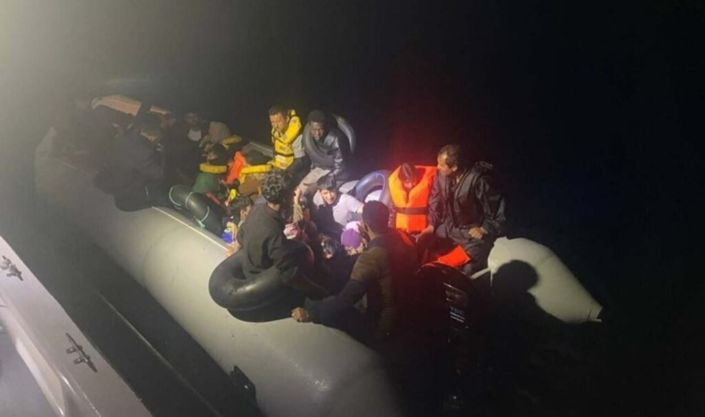 Dikili açıklarında 40 kaçak göçmen yakalandı