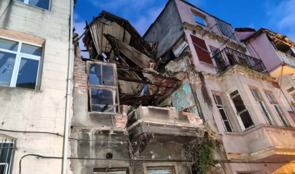 Fatih’te 2 katlı tarihi bina kısmen çöktü