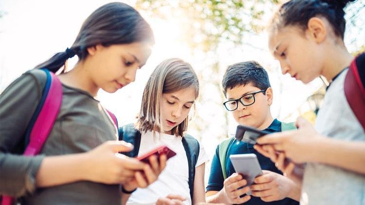 Gençler ‘aptal’ telefona geçiyor