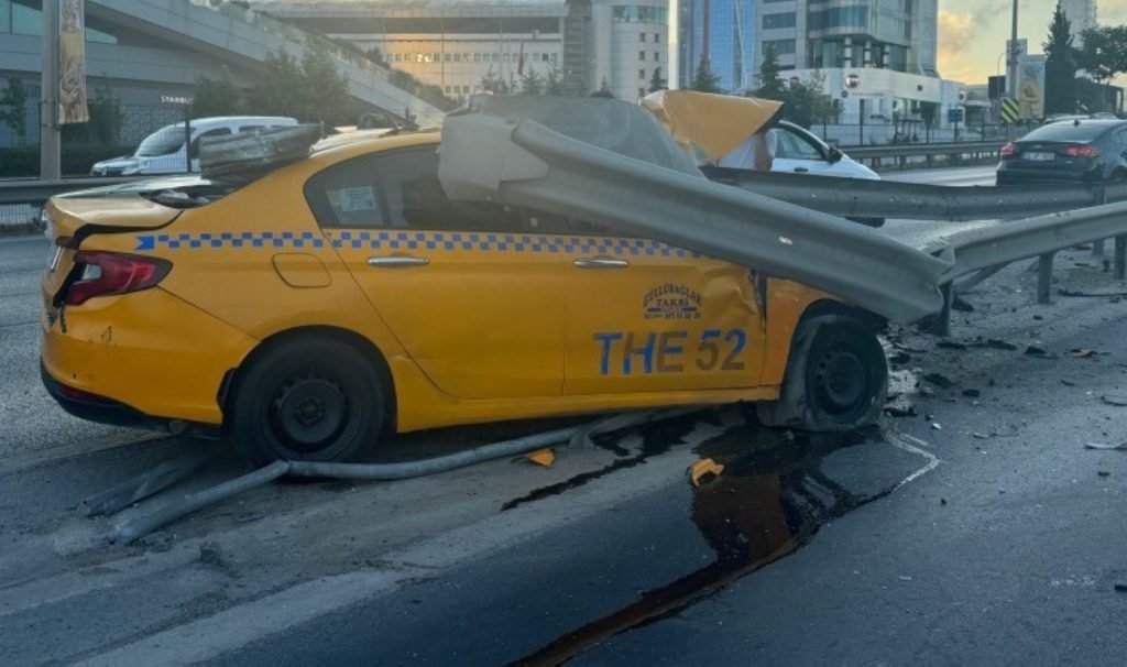 Kartal’da feci kaza… Taksi bariyere saplandı