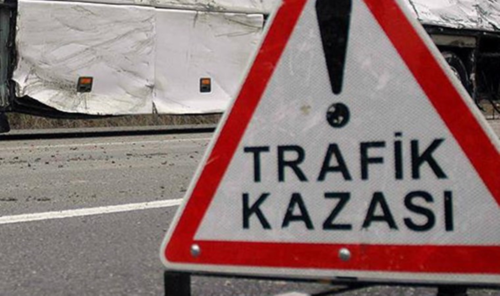 Kocaeli’de işçi servisi ile kamyon kafa kafaya çarpıştı: 1’i ağır 27 yaralı